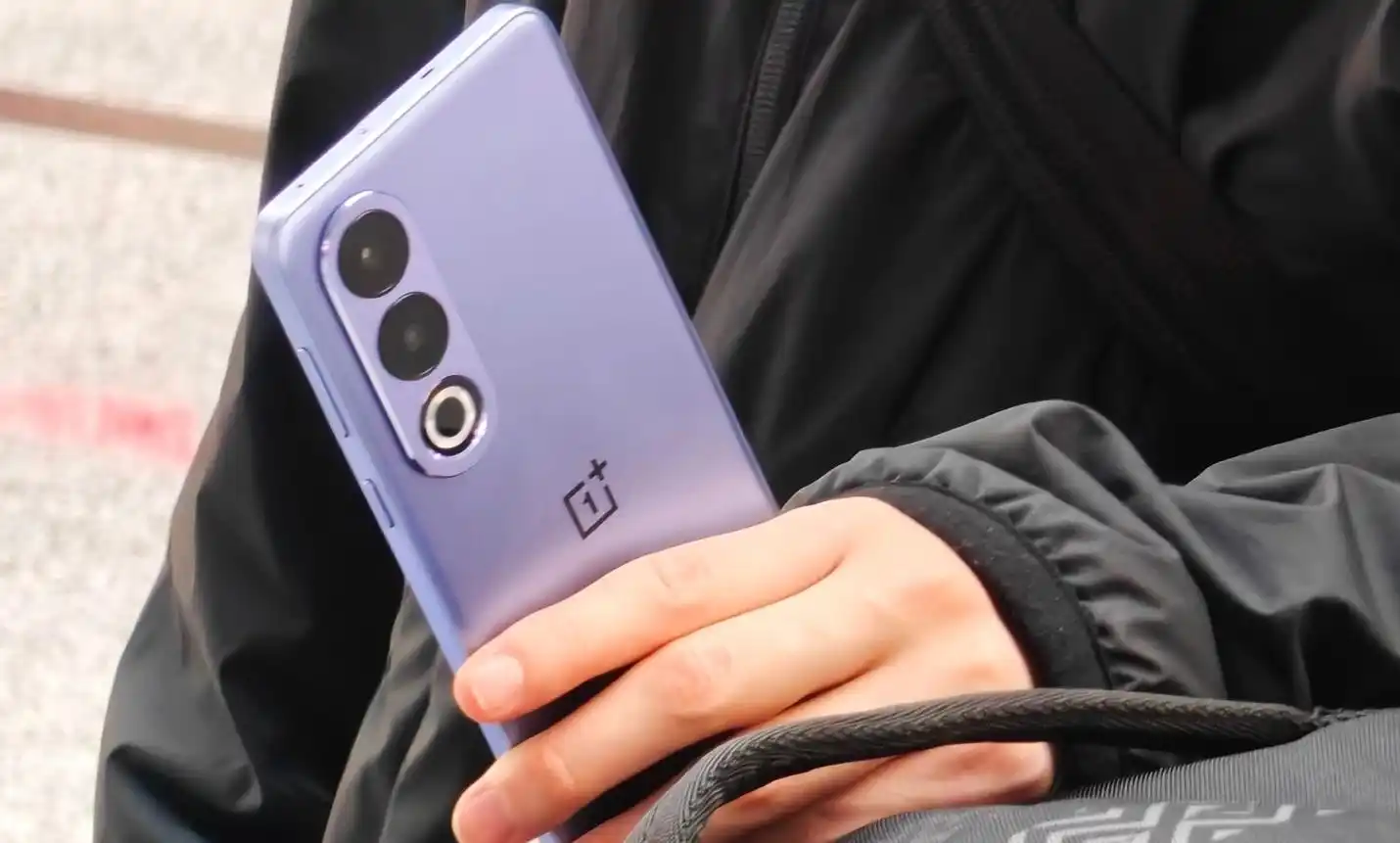一加OnePlus Ace 3V紫色真机亮相 百米跨栏名将夏思凝出任AI体验官