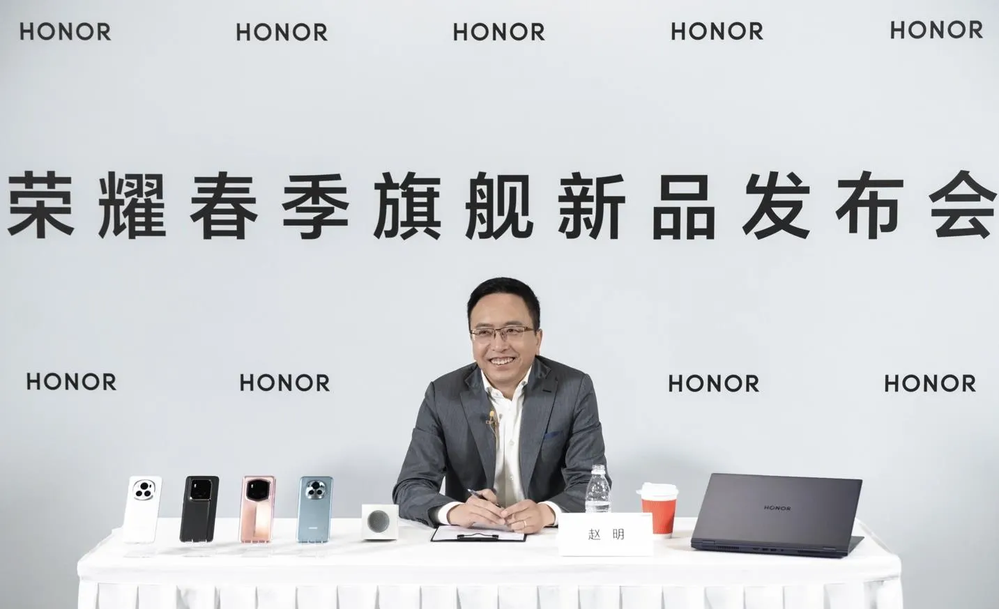 荣耀确认将发布小折叠手机，或将引领市场新风向