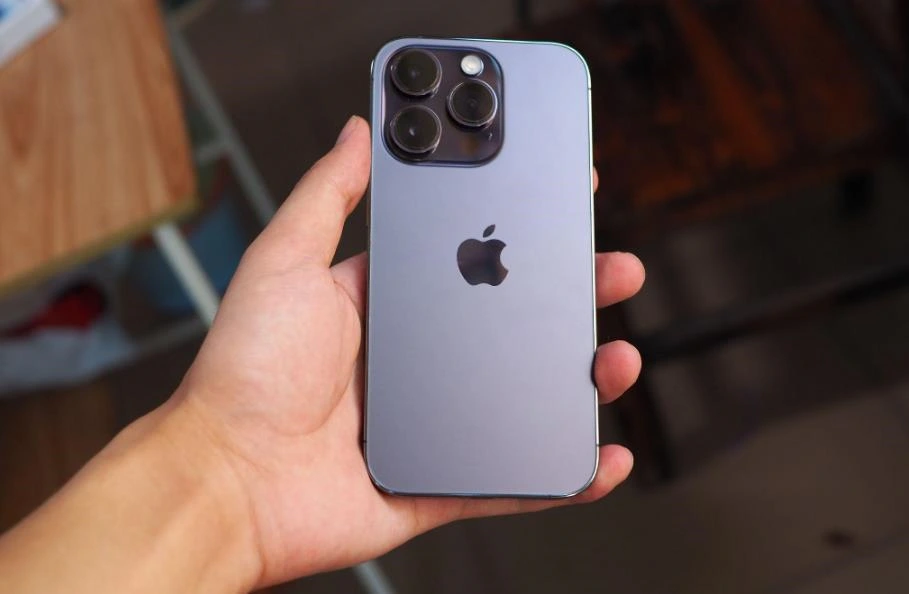 传闻苹果正与谷歌和OpenAI洽谈AI技术合作：iPhone有望迎来全新智能体验