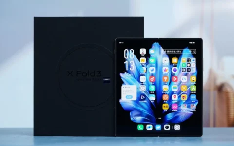 vivo X Fold3折叠屏新机外观曝光：薄翼黑与轻羽白惊艳亮相，家族式云阶设计尽显精致