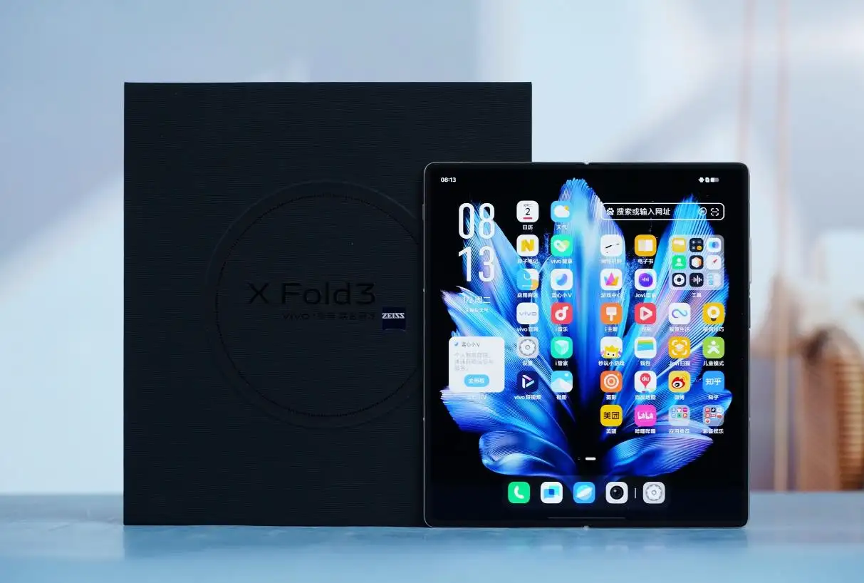 vivo X Fold3折叠屏新机外观曝光：薄翼黑与轻羽白惊艳亮相，家族式云阶设计尽显精致