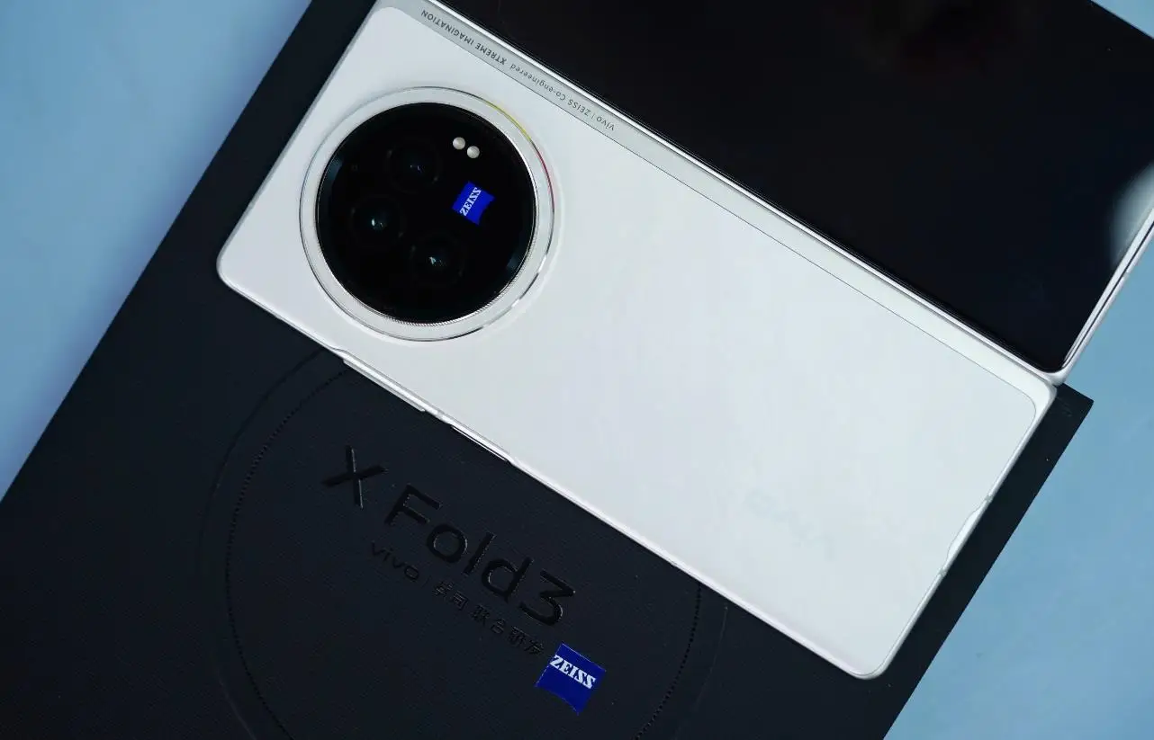 vivo X Fold3折叠屏新机外观曝光：薄翼黑与轻羽白惊艳亮相，家族式云阶设计尽显精致