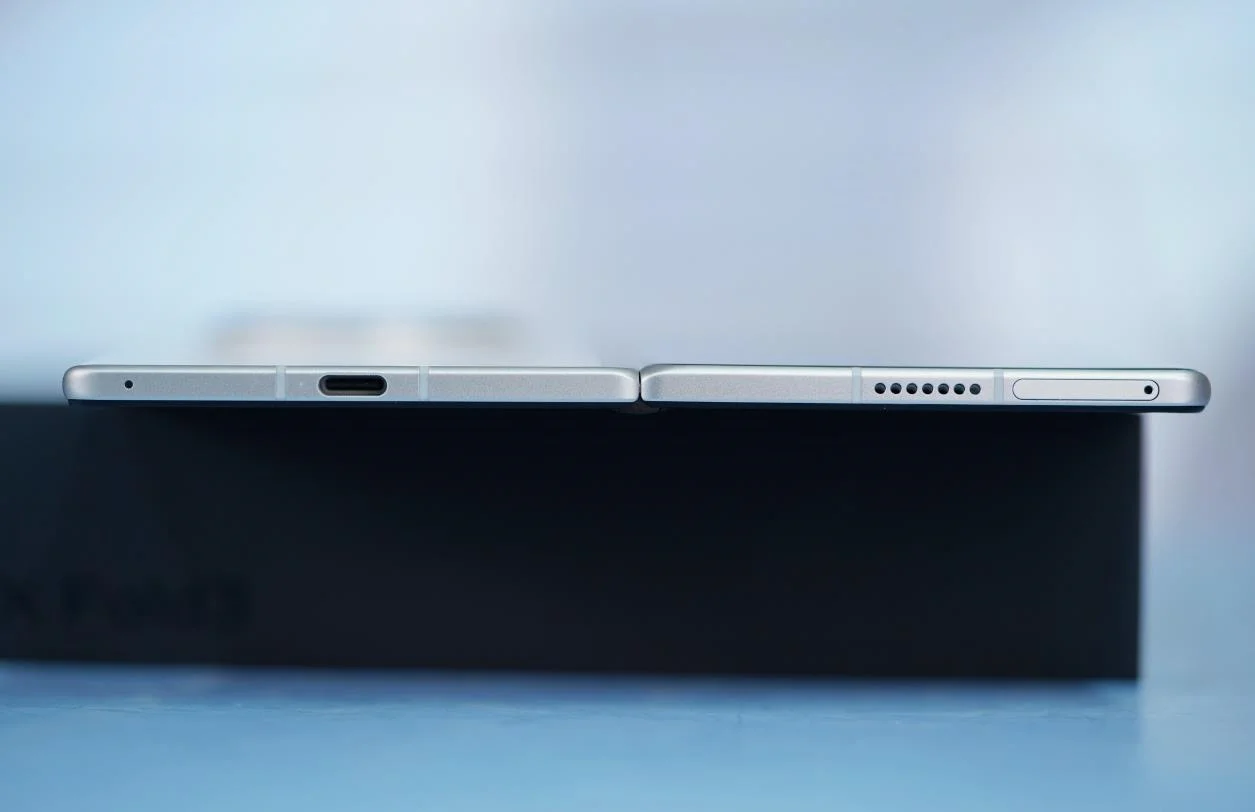 vivo X Fold3折叠屏新机外观曝光：薄翼黑与轻羽白惊艳亮相，家族式云阶设计尽显精致