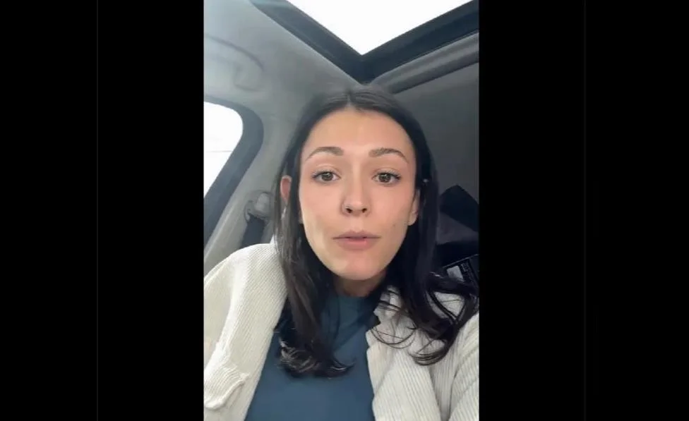 全AI生成美女视频引发网络热议：逼真神态与手部动作震惊网友