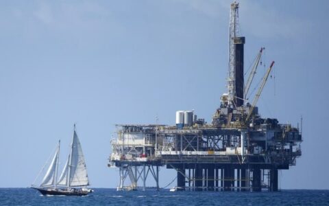 美国原油库存意外激增930万桶 原油价格下跌