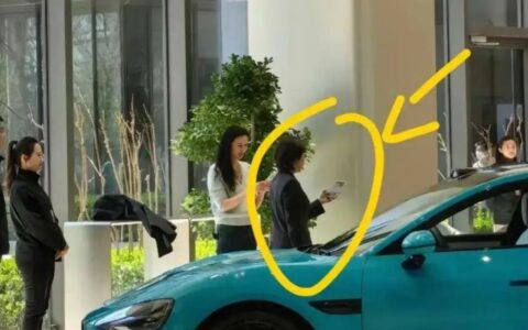 雷军妻子陪邓文迪看SU7，专业讲解引网友热议