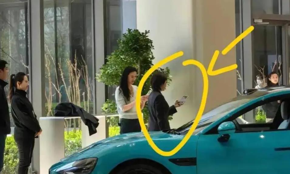 雷军妻子陪邓文迪看SU7，专业讲解引网友热议