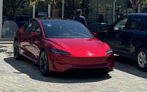 特斯拉Model 3高性能版“Ludicrous”现身加州展厅，二季度上市在即