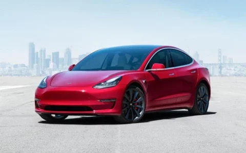 航拍显示上海南港码头4月1日就已集中大批国产焕新版Model 3 准备出口