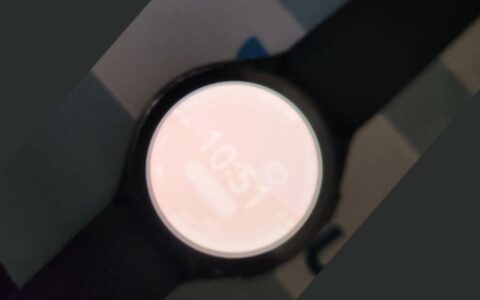 三星Galaxy Watch用户报告屏幕变白问题，专家建议专业检修