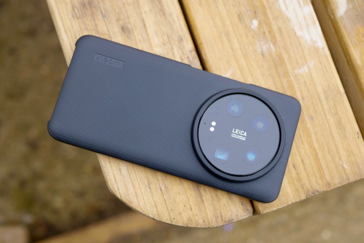 塑料外壳中的小米 14 Ultra。