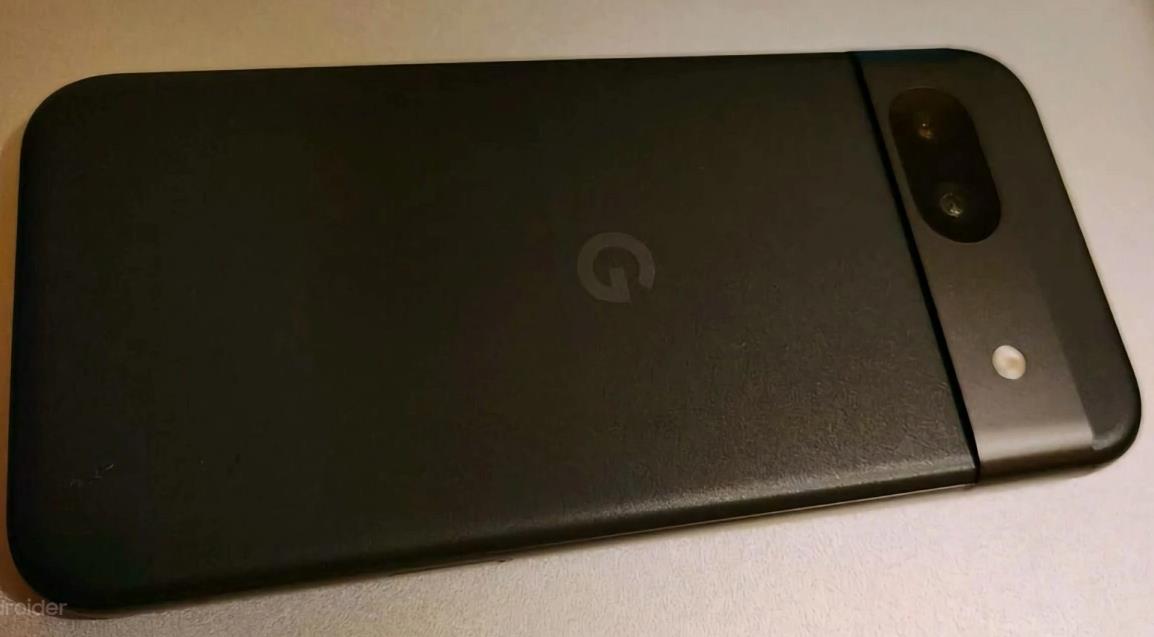 谷歌GooglePixel 8a真机曝光：磨砂背面与收窄边框设计引关注