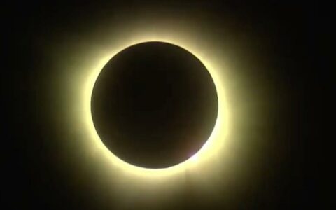 马斯克分享星链卫星捕捉北美日全食壮观画面：地球惊现黑洞