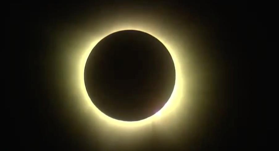 马斯克分享星链卫星捕捉北美日全食壮观画面：地球惊现黑洞