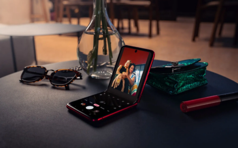 摩托罗拉razr+ 2023版：美国亚马逊限时折扣，立享300美元优惠，现仅售699.99美元！