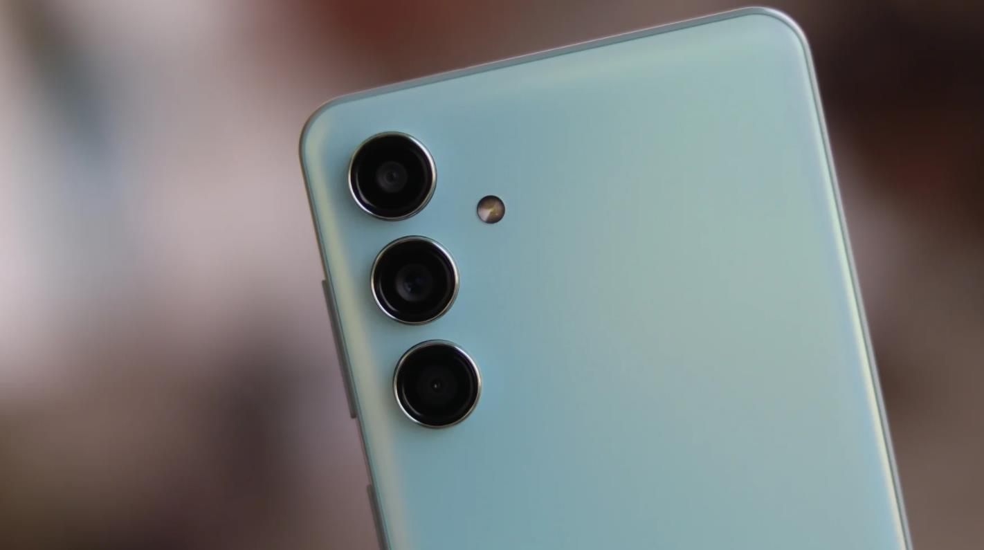 三星Galaxy M55 vs Galaxy M54深度对比：新机型如何重设廉价手机性能与价值标准