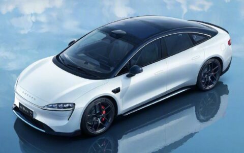 华为余承东发布新版智界S7轿车：起售价24.98万元，搭载全新科技配置