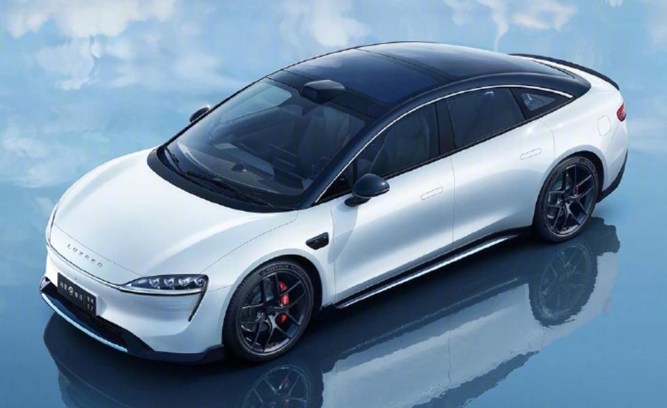 华为余承东发布新版智界S7轿车：起售价24.98万元，搭载全新科技配置