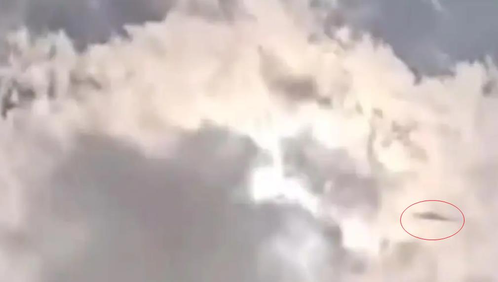 美国日全食现ufo飞行物，网友热议其真实身份