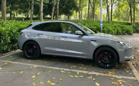 问界新M5实车曝光：封闭式前脸与华为智驾硬件升级引关注