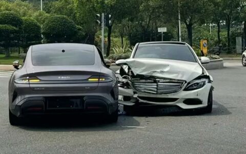 全网上路首撞?小米SU7误撞奔驰