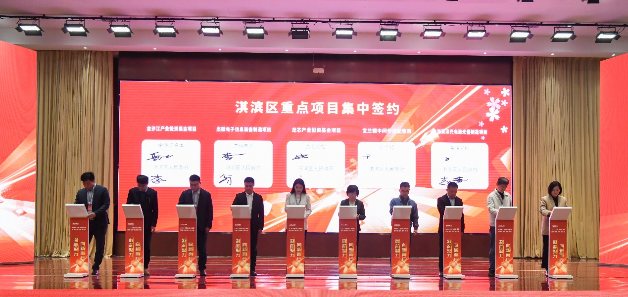 图片包含 桌子, 游戏机, 红酒, 大描述已自动生成