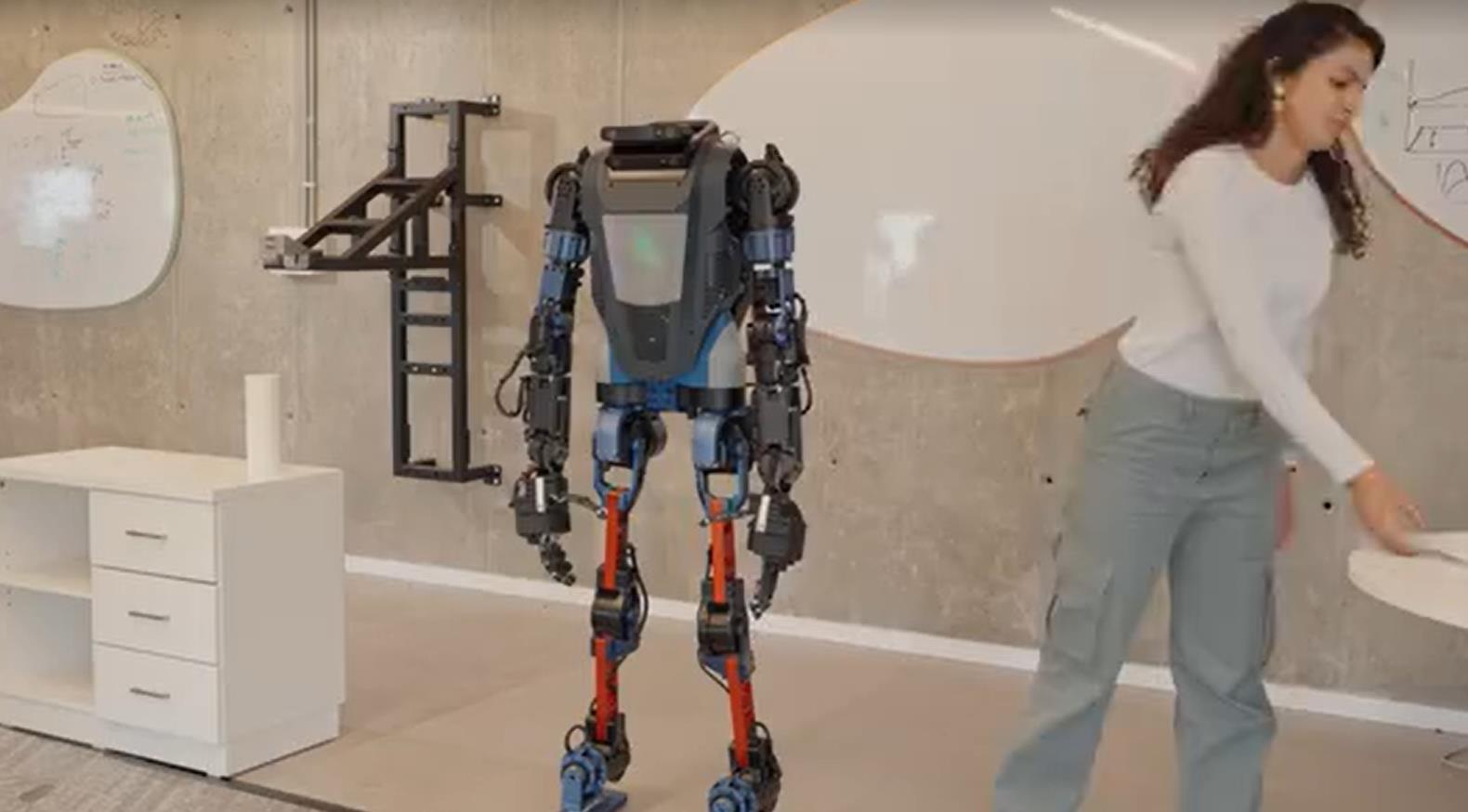 Mentee Robotics展示首款人形机器人原型：集成AI，可与人类对话并自主思考完成任务