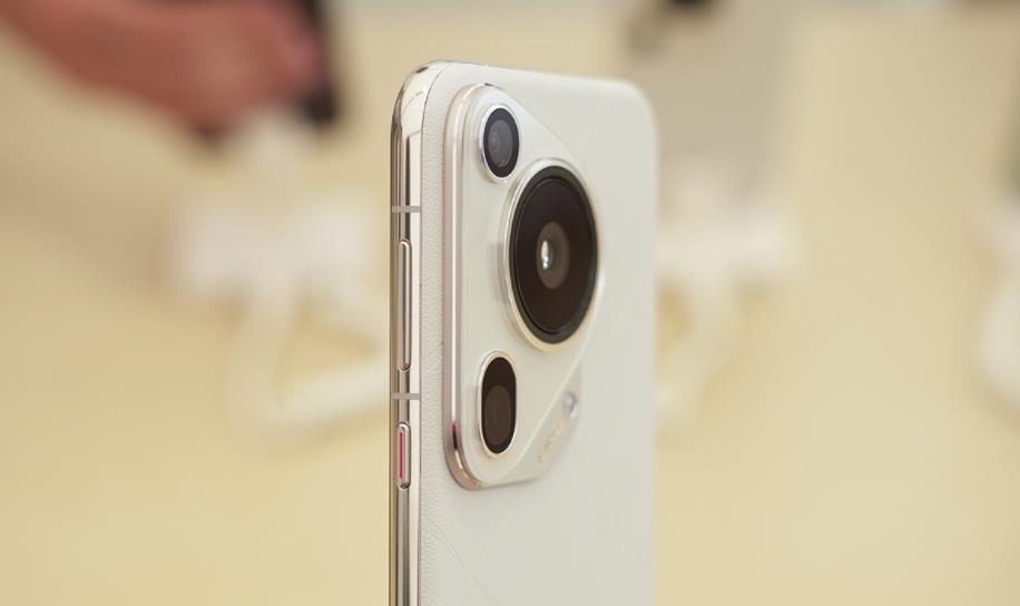 HUAWEI Pura 70 Ultra vs Apple iPhone 15 Pro Max：旗舰之巅的较量