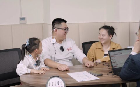 无声鸡蛋仔家庭获支持，人工耳蜗启动声音旅程