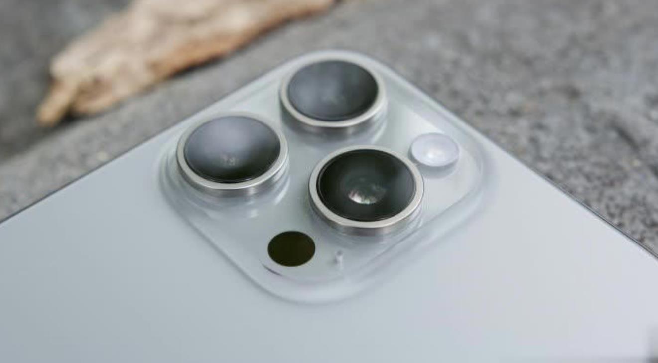 苹果iPhone 15 Pro Max降价迎战华为Pura 70 Ultra，市场竞争白热化