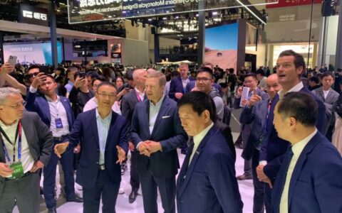 宝马集团董事长参观长城汽车展台，后者展示自研技术