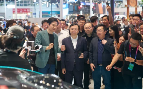 比亚迪王传福现身小米展台  雷军亲自接待并介绍小米SU7