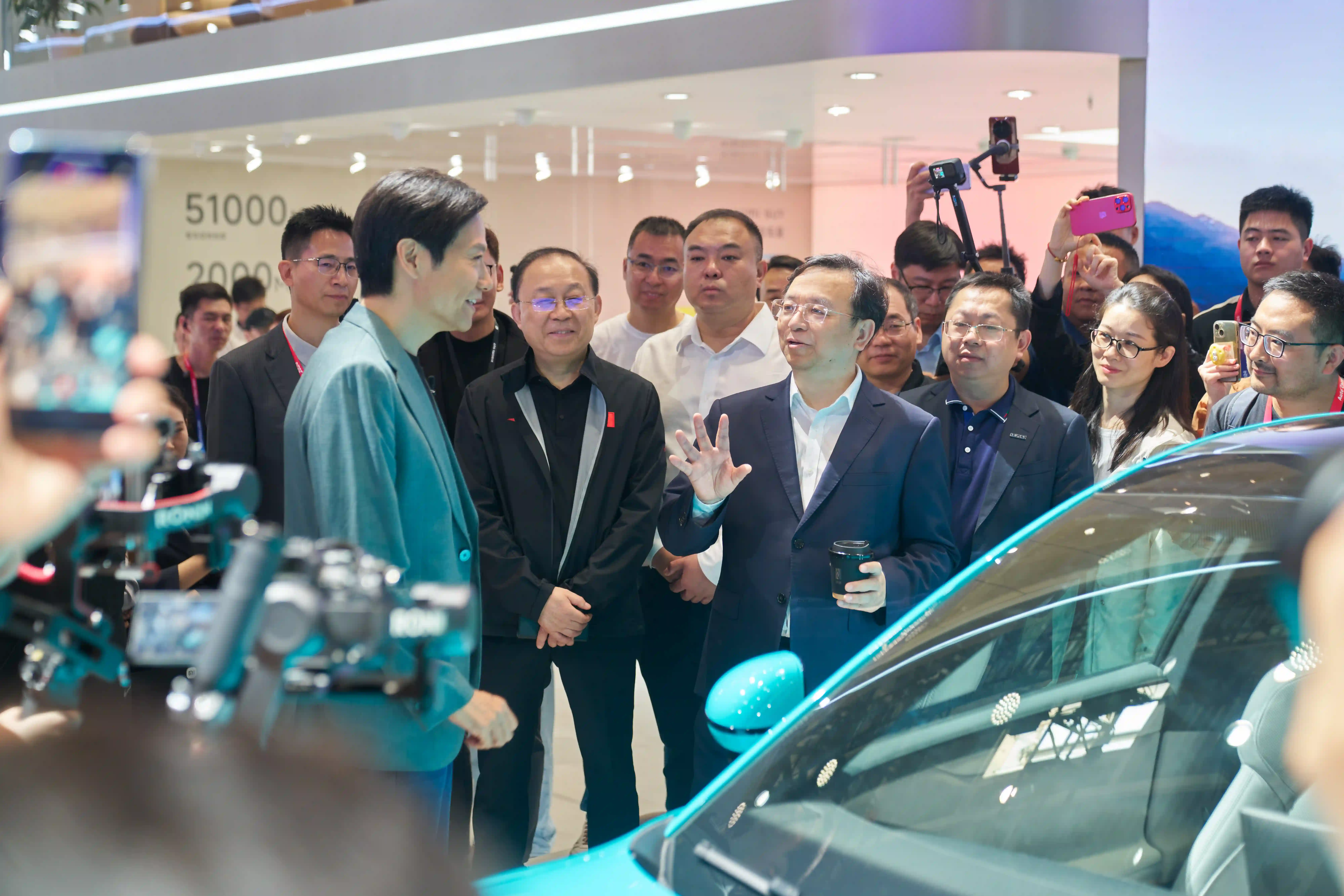 比亚迪王传福现身小米展台  雷军亲自接待并介绍小米SU7
