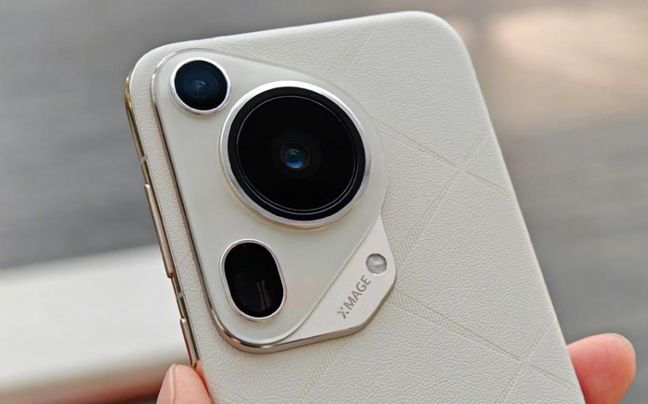 三星Galaxy A55 VS 华为Pura 70 Ultra：巅峰对决，谁主沉浮？