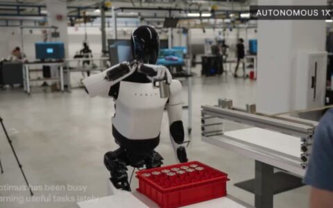 特斯拉Tesla第二代Optimus机器人展现精准电池插入能力