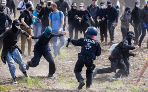德国气候抗议者冲破路障 抗议特斯拉超级工厂扩建