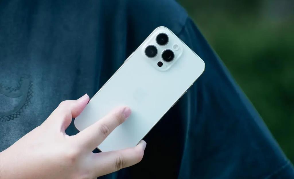 ChatGPT之父盛赞iPhone：史诗级技术巅峰，未来AI或将与其携手共舞