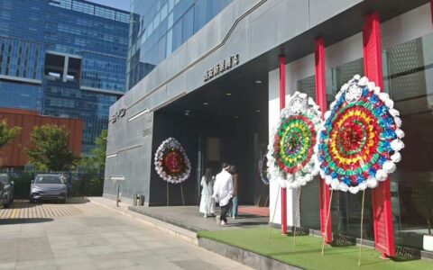 西安试驾比亚迪酿惨剧，家属拉横幅维权