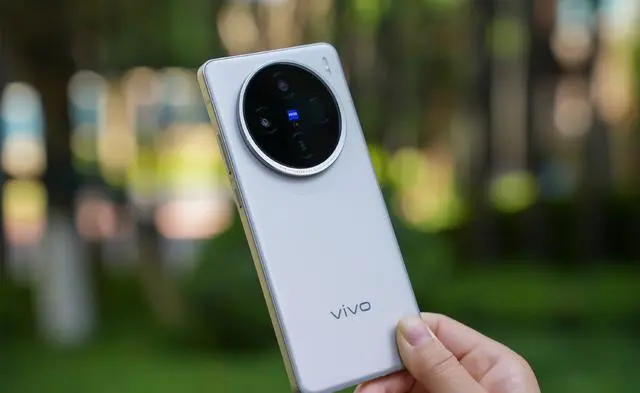 vivo X100S 和vivo X100哪个好：直屏新纪元，谁更胜一筹？