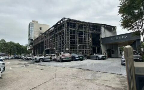 比亚迪一4S店突发大火 店内多辆电动汽车被烧毁