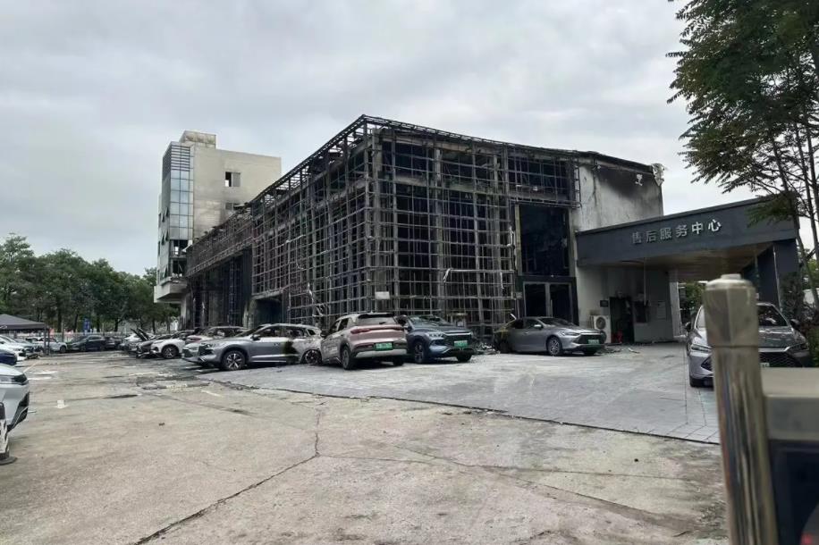 比亚迪一4S店突发大火 店内多辆电动汽车被烧毁