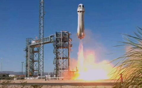 蓝色起源重返太空舞台，贝索斯旗下火箭携91岁空军上尉“一飞冲天”！