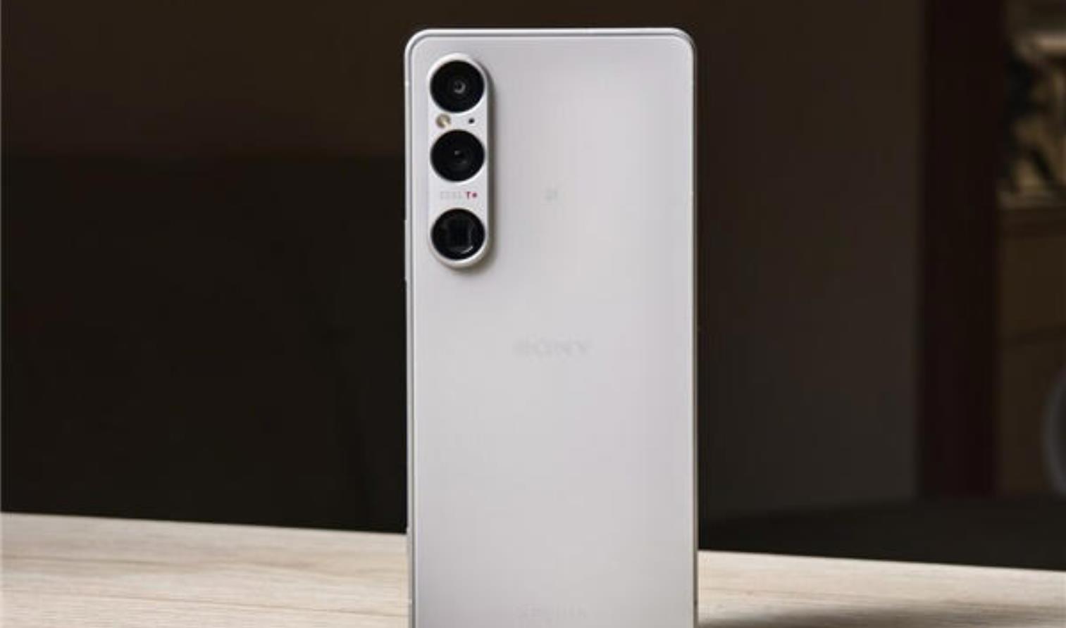 索尼Xperia 1 VI为何砍掉4K屏？背后的技术与市场考量