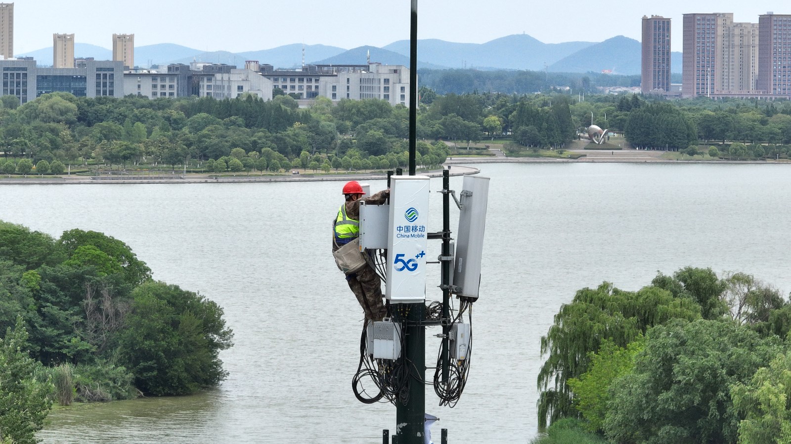 徐州移动网络工程师在徐州云龙湖景区附近进行5G设备安装1.jpg