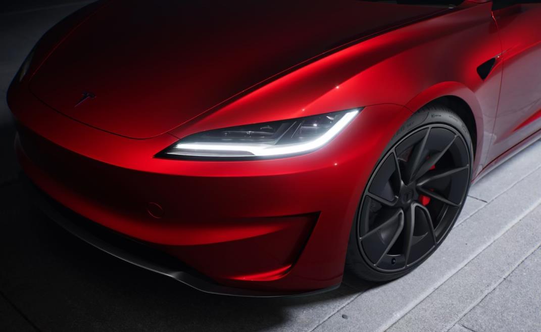 新款特斯拉Model 3高性能版在美国交付，EPA续航提升至约488公里