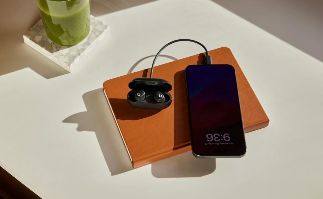 苹果Beats Solo Buds真无线耳机上市时间确定，采用双层传感器驱动技术