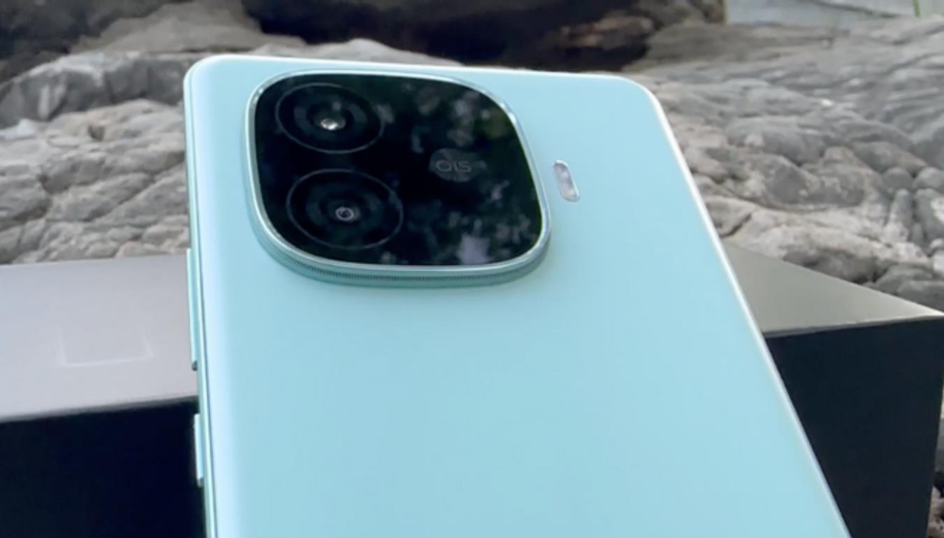 iQOO Z9 Turbo全面评测：致敬旗舰设计，性能与屏幕双双亮眼