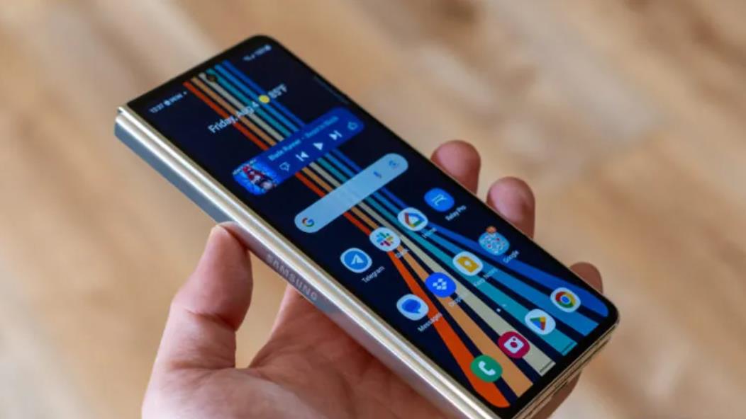 三星Galaxy Z Fold 6传闻揭秘：更锐利设计，更宽外屏，即将登场