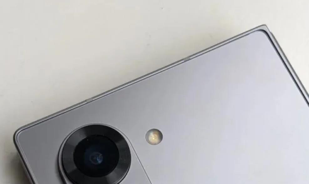 三星Galaxy Z Fold6真机疑似曝光：更宽更方正，相机岛调整引关注