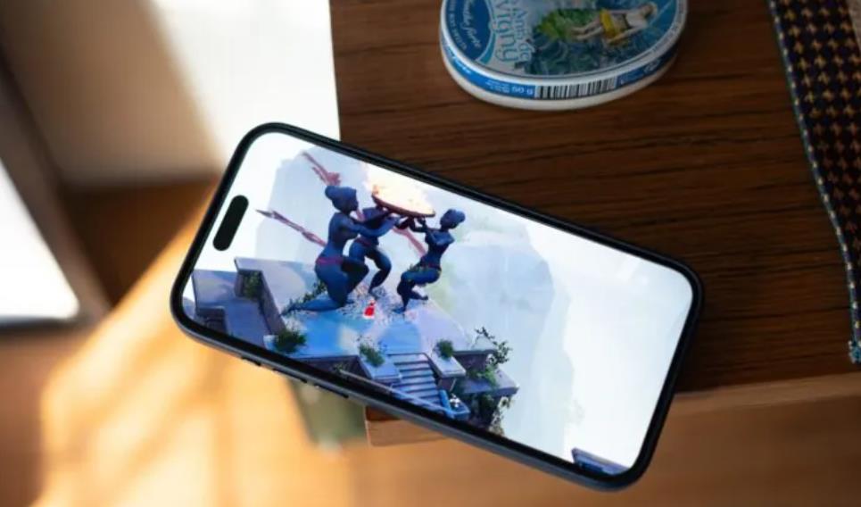 苹果iPhone 16 Pro vs 三星Galaxy Z Fold 5：边框与形态的革命性对比